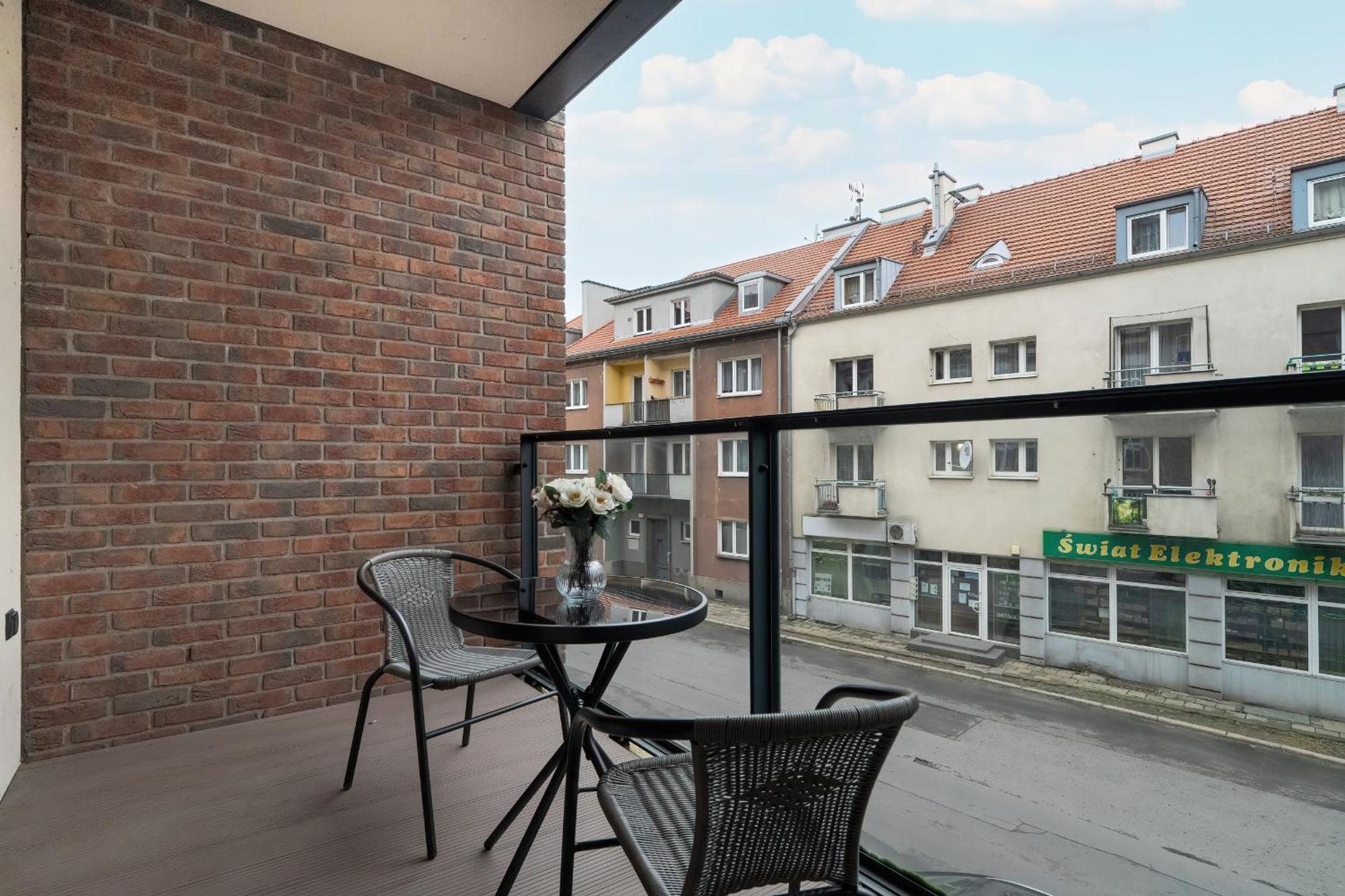 Apartment With Balcony And Free Parking In Poznan By Noclegi Renters Exterior photo